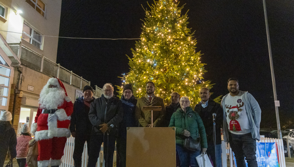 SWINDONIAN south swindon lights switch on (1)